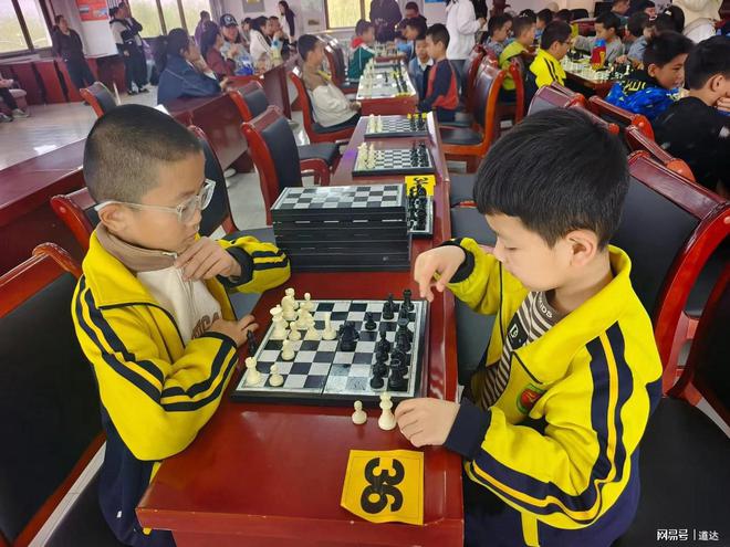 灵丘县国际象棋大赛在北洋小学成功举办近百名小棋手展开对决(图2)