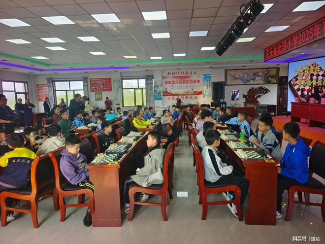 灵丘县国际象棋大赛在北洋小学成功举办近百名小棋手展开对决(图1)