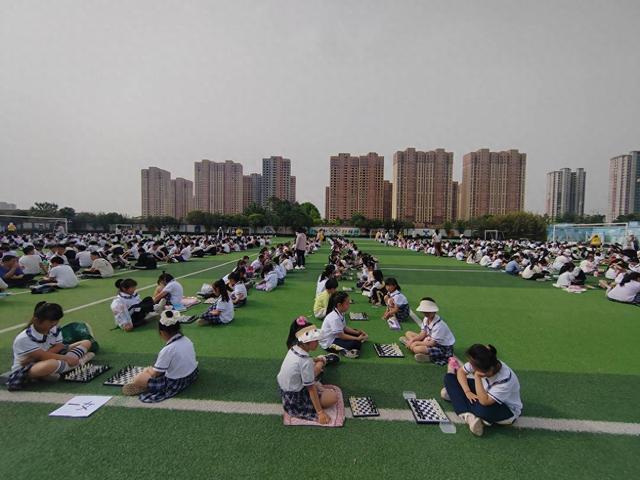 1500名学生共弈棋盘马路街小学国际象棋争霸赛盛大举行(图1)