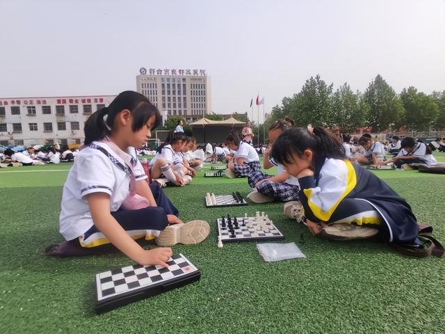 1500名学生共弈棋盘马路街小学国际象棋争霸赛盛大举行(图3)