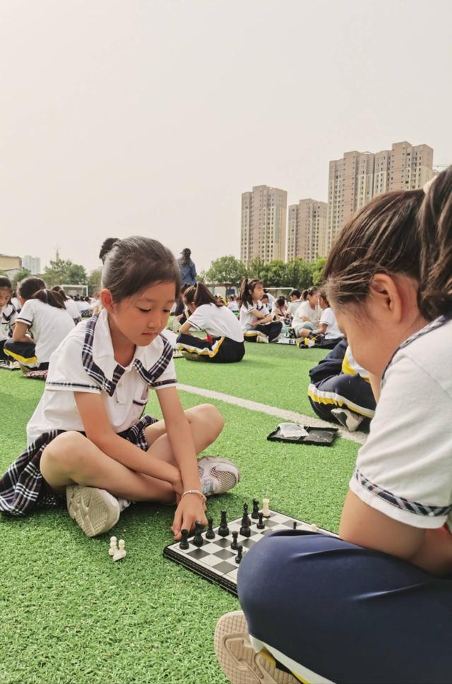 1500名学生共弈棋盘马路街小学国际象棋争霸赛盛大举行(图2)