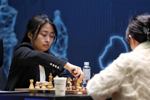 国际棋联女子世界冠军赛开枰首局居文君执白弈和挑战者谭中怡(图1)