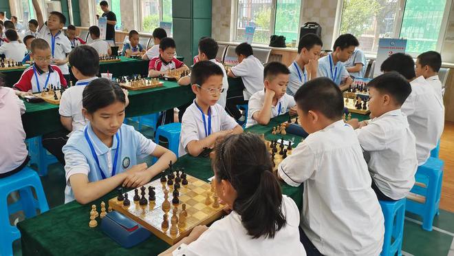推动国际象棋进校园2025济南市国际象棋校园团体赛举行(图1)