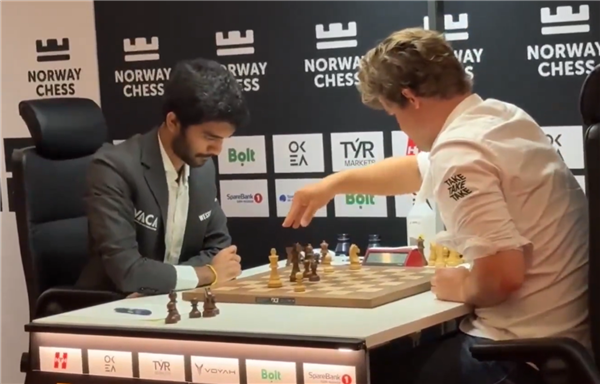 印度19岁国际象棋选手击败世界第一的卡尔森：后者当场破防(图1)