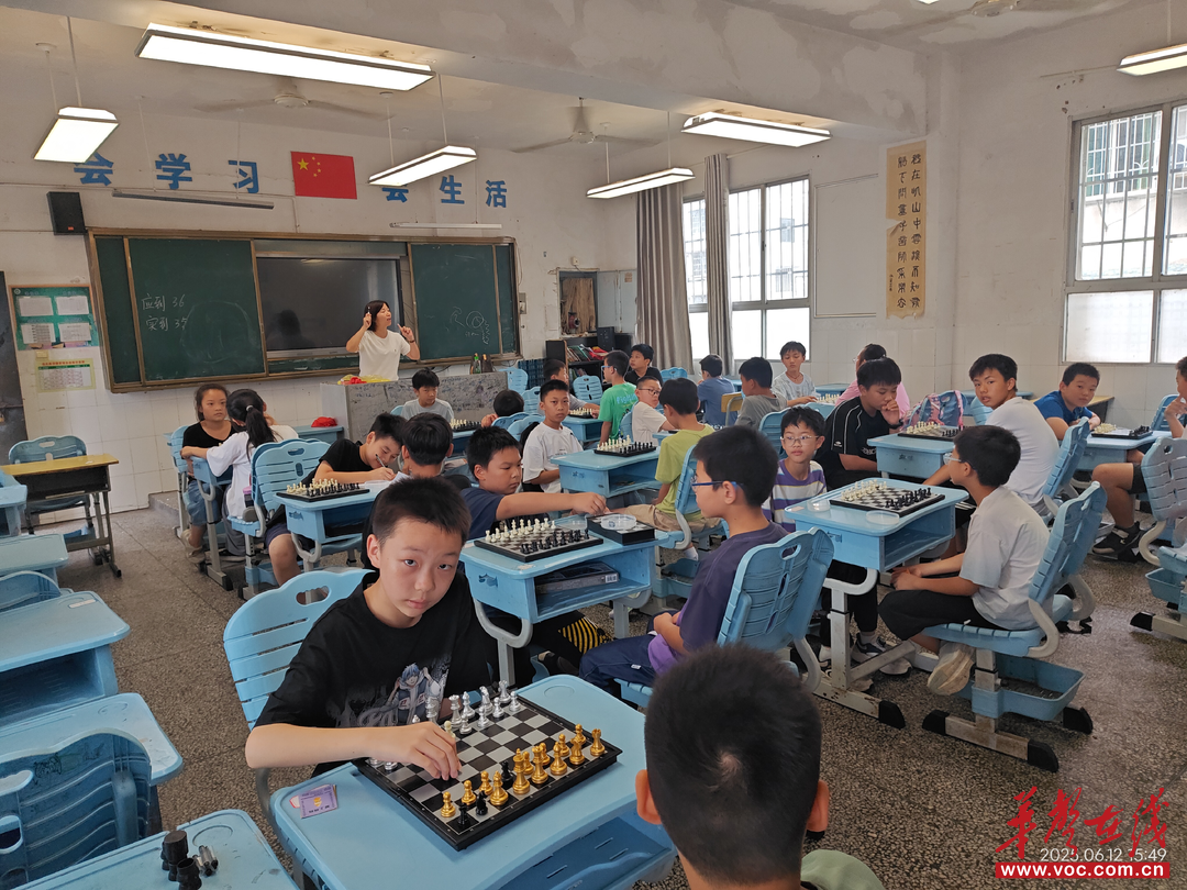 方寸棋盘展智慧 贺家土小学成功举办校园国际象棋大赛(图1)