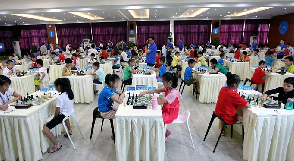 国际象棋特级大师卡尔森着牛仔裤违规现卖牛仔裤做慈善(图1)