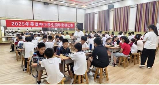 2025年莘县中小学国际象棋比赛在莘县实验小学精彩开赛(图1)