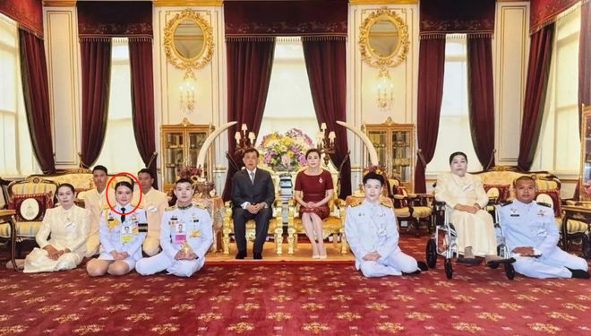 泰国二王子与90后新王妃争宠3次高调剃度、穿皇家僧袍、P父王合照(图2)