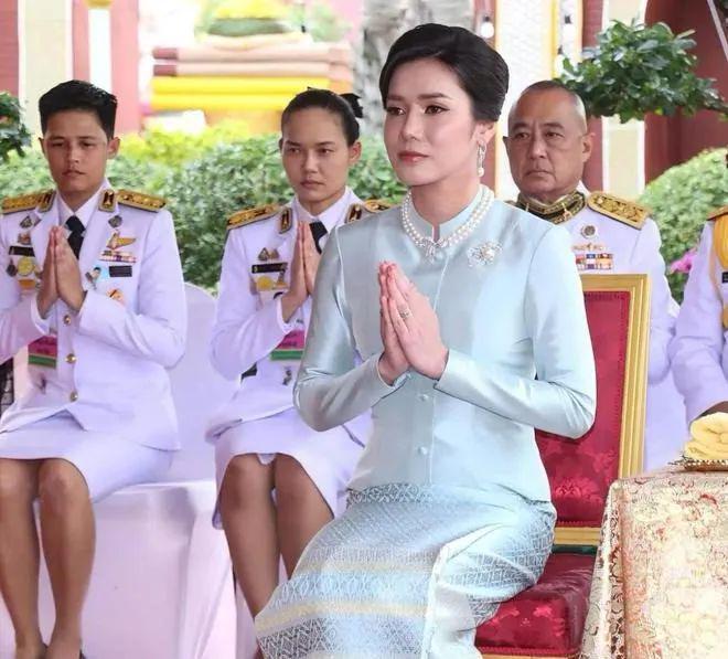 泰国二王子与90后新王妃争宠3次高调剃度、穿皇家僧袍、P父王合照(图3)