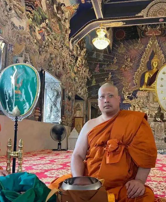 泰国二王子与90后新王妃争宠3次高调剃度、穿皇家僧袍、P父王合照(图8)