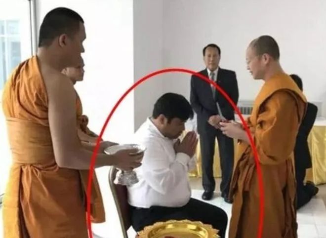 泰国二王子与90后新王妃争宠3次高调剃度、穿皇家僧袍、P父王合照(图13)