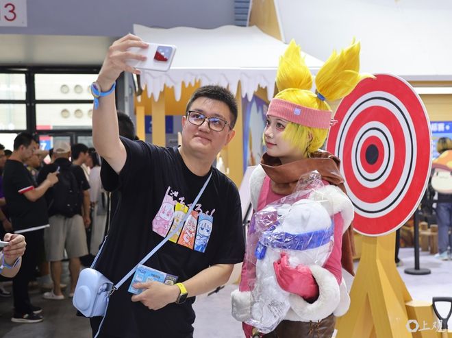 2025 ChinaJoy在上海开幕！地铁大客流不断现场体验或需排队4小时！附攻略→(图1)