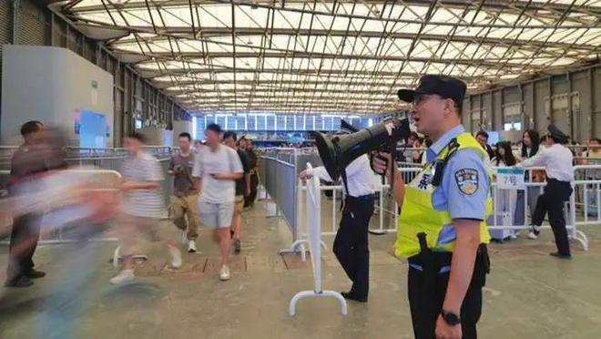 2025 ChinaJoy在上海开幕！地铁大客流不断现场体验或需排队4小时！附攻略→(图6)