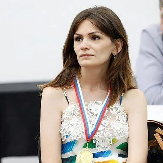 国际象棋比赛女棋手在对手棋盘上下毒！监控视频曝光(图1)