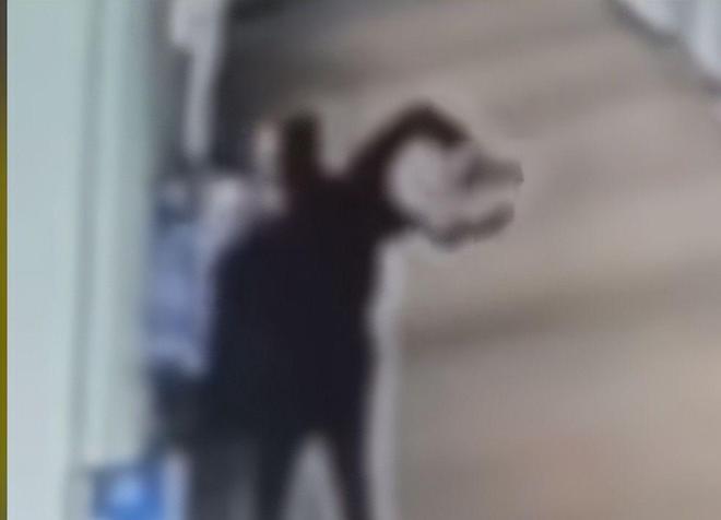 反转！向老师滋水后续监控画面曝光父亲行为被怒骂太恶心人(图2)