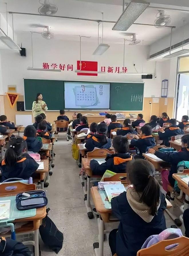 反转！向老师滋水后续监控画面曝光父亲行为被怒骂太恶心人(图1)