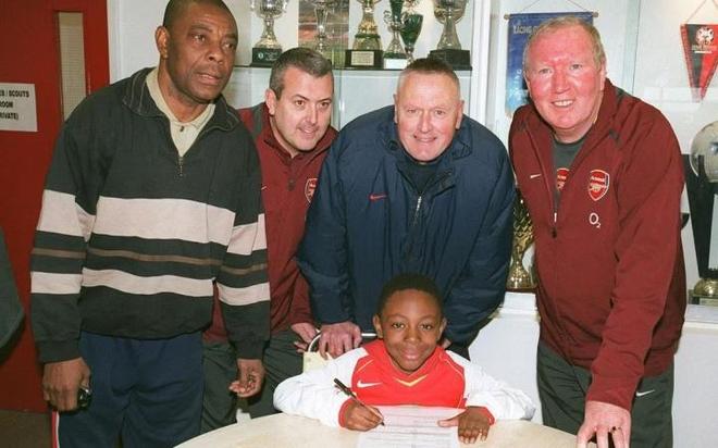 关于埃泽的10件事：曾效力枪手青训 拿过国际象棋冠军 热心公益(图2)