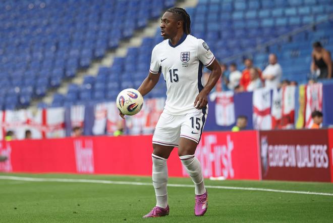 关于埃泽的10件事：曾效力枪手青训 拿过国际象棋冠军 热心公益(图3)