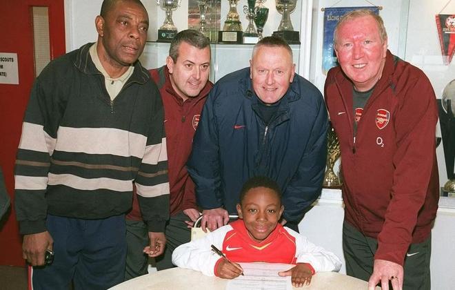 阿森纳官网以10件事介绍埃泽：热衷回馈社会喜欢国际象棋(图4)