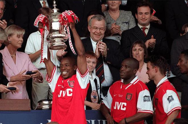 阿森纳官网以10件事介绍埃泽：热衷回馈社会喜欢国际象棋(图11)