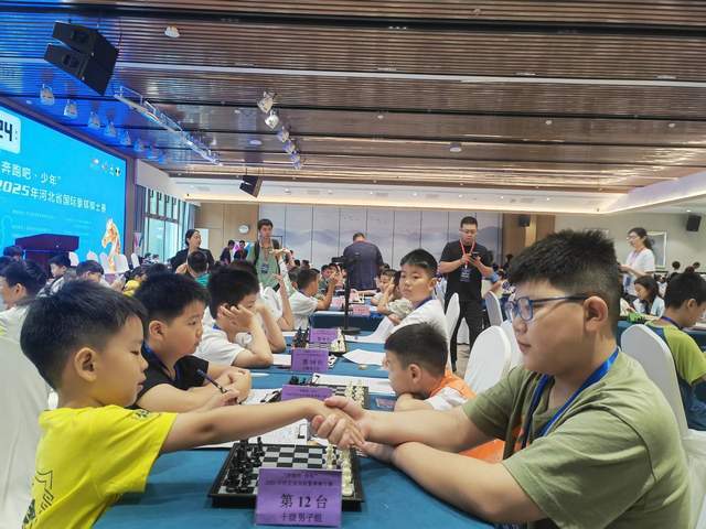 唐山棋手闪耀省 国际象棋棋士赛 智慧对决展风采(图2)