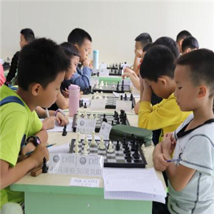 广州国际象棋培训班开启您的智力之旅！我们提供专业的国际象棋培训课程由经验丰富的教练团队授课。不仅是一种有趣的娱乐方式更是提升思维能力、培养战略意识的绝佳工具。无论您是初学者还是高手我们都能满足您的需求。在广州寻找的乐趣挖掘自我无限的潜能加入的班一起挑战智慧的极限！ 班  兴趣班(图1)