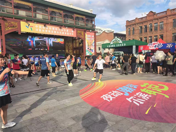 冰城夏日体育的“烟火气”：逛街看球赛 公园打擂台(图2)