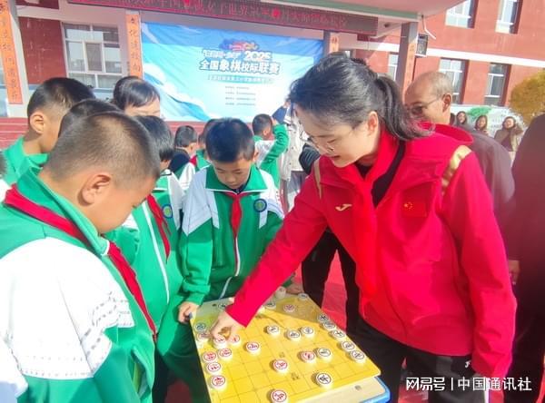 奔跑吧•少年”象棋冠军进校园开班活动在青海省湟源县城关镇第三小学举行(图3)