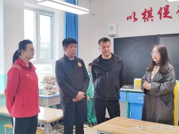 奔跑吧•少年”象棋冠军进校园开班活动在青海省湟源县城关镇第三小学举行(图1)