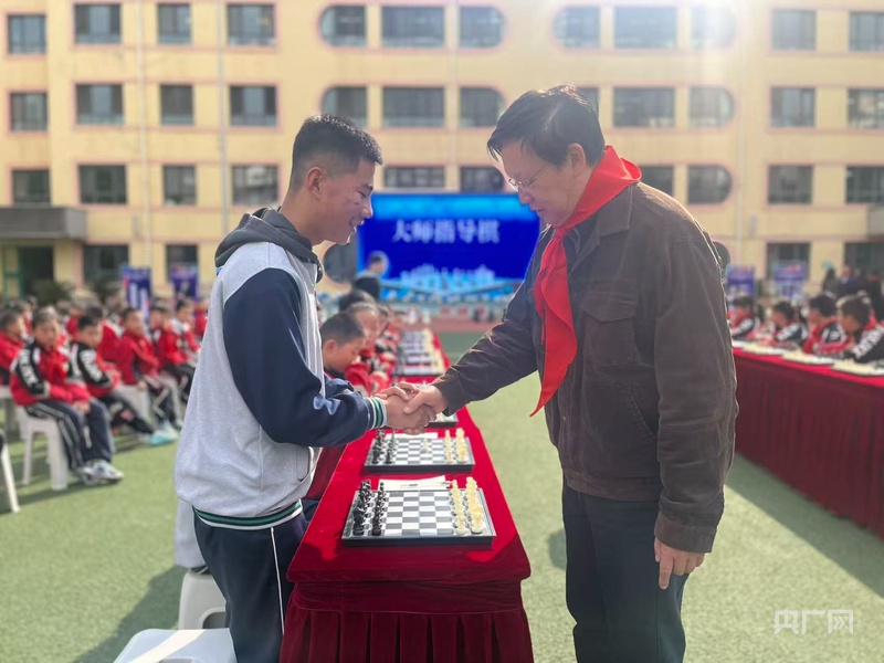国际象棋大师叶江川、侯逸凡助力西部棋类教育发展(图2)