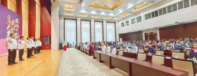 让烟火温情接续国象底蕴：2025年“奔跑吧·少年”第四届全国国际象棋校际联赛总决赛在淄博开幕(图3)