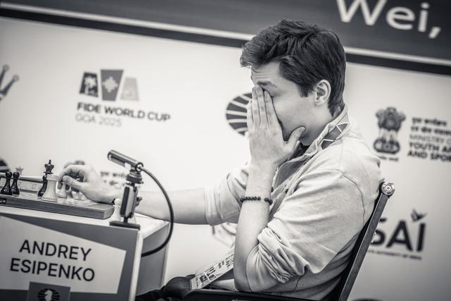 对手送车！中国棋手韦奕晋级国际象棋世界杯赛决赛！(图2)