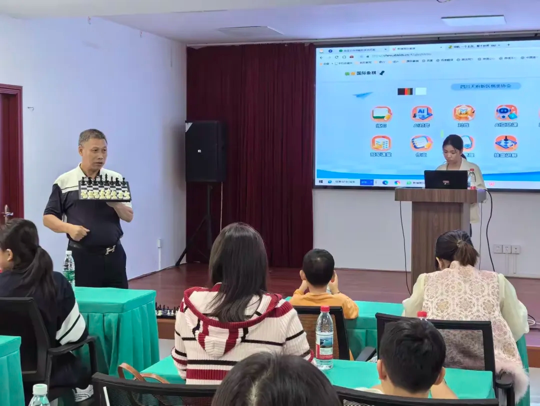 海口市退役军人事务局举办国际象棋公益课：以棋润心共赴一场温暖之约(图1)