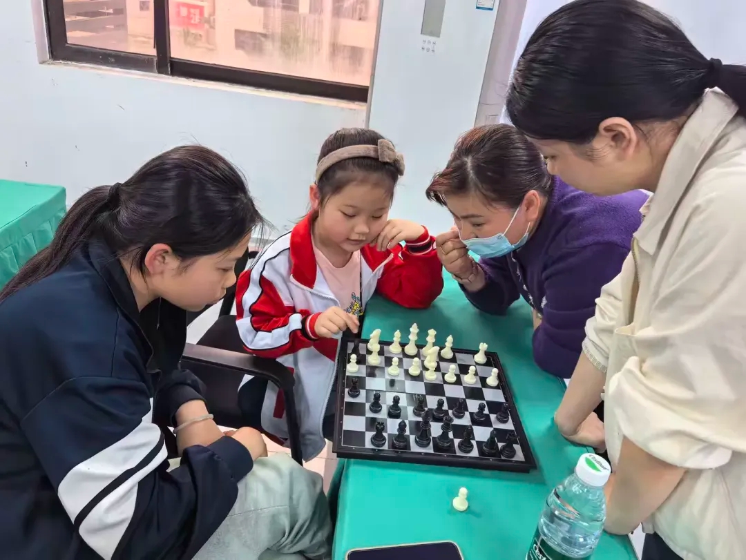 海口市退役军人事务局举办国际象棋公益课：以棋润心共赴一场温暖之约(图3)