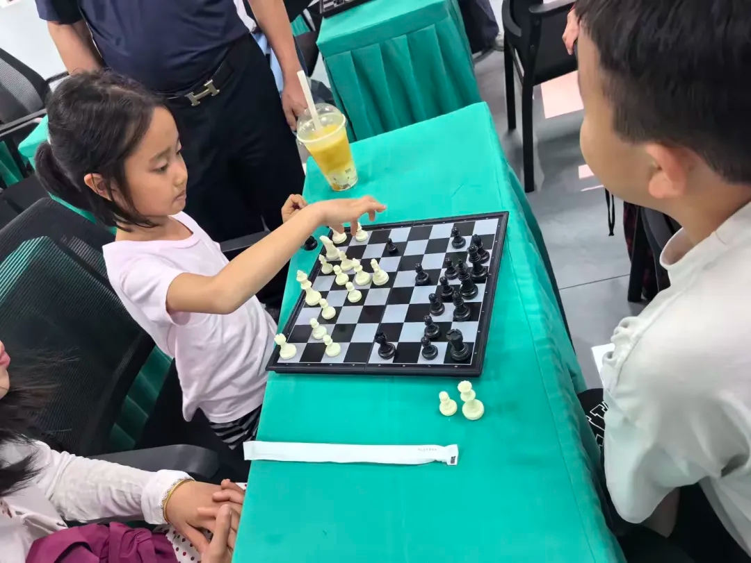 海口市退役军人事务局举办国际象棋公益课：以棋润心共赴一场温暖之约(图4)