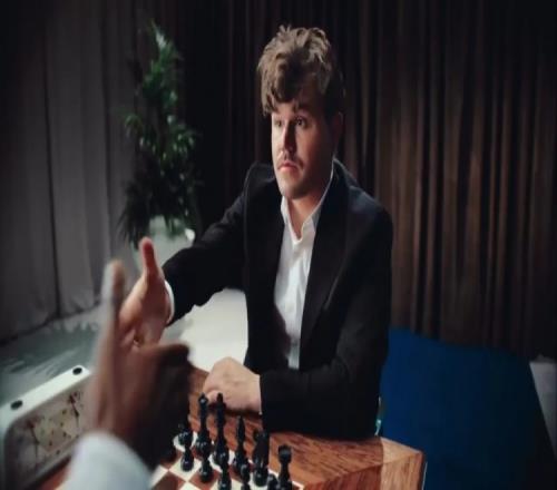 太阳报：埃泽为NewBalance拍摄广告与国际象棋冠军切磋(图1)