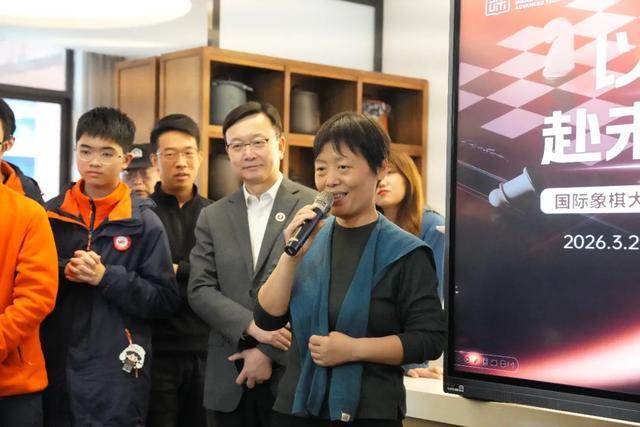 世界冠军谢军走进重庆一中国际象棋教室与“一生一芯”实验室同步揭牌(图6)