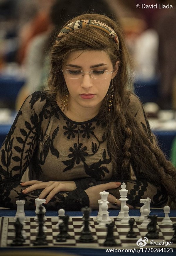 18岁女棋手与卡尔森自拍后手机被没收 世界第一向裁判告发引发争议(图1)