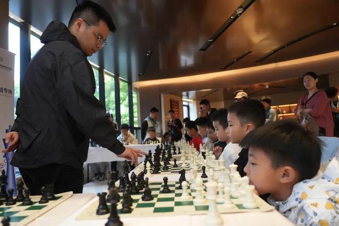 国际大师1v20！这场车轮战让小棋手们过足瘾→(图1)