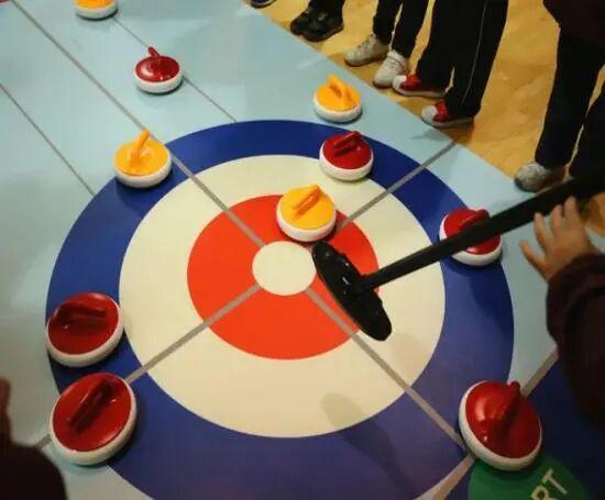 时尚体育周・黄龙奕｜不上冰也能当“国际象棋”高手？这次的黄龙陆地冰壶赛玩的是小心跳和脑袋瓜！(图2)