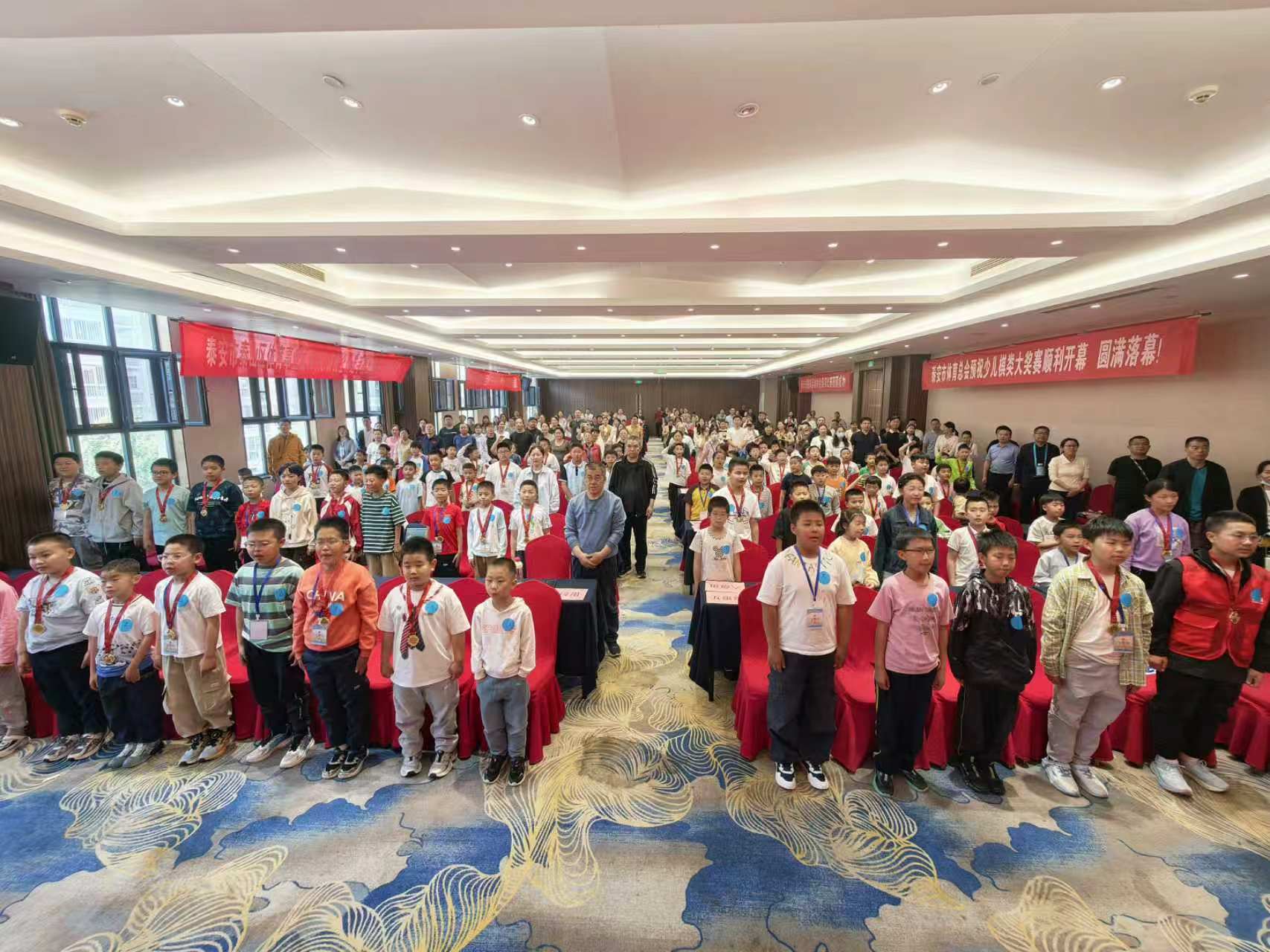 400余名少儿棋手同台竞技泰安市第二十二届少儿围棋、国际象棋大奖赛圆满收官(图1)