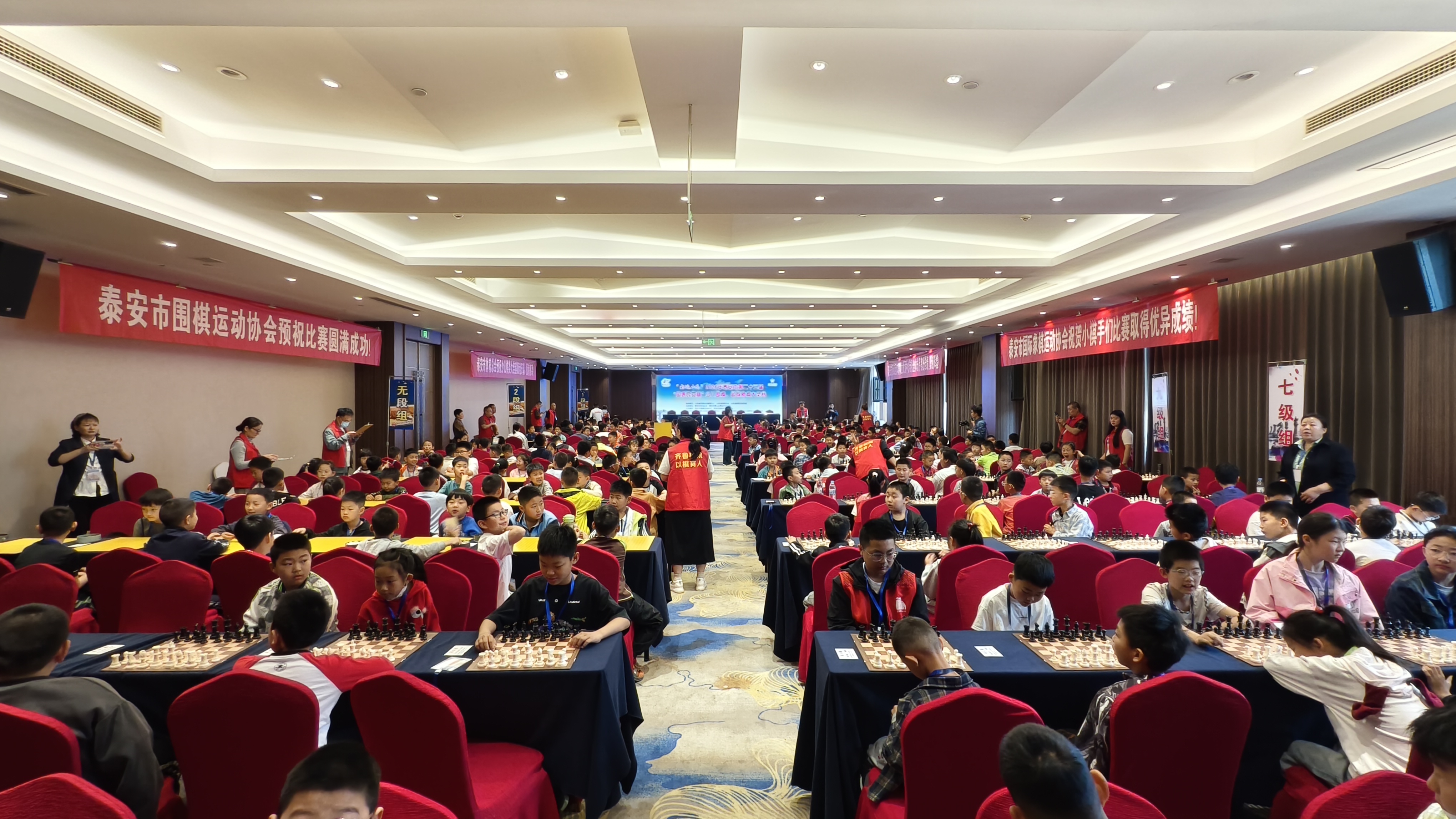 400余名少儿棋手同台竞技泰安市第二十二届少儿围棋、国际象棋大奖赛圆满收官(图2)
