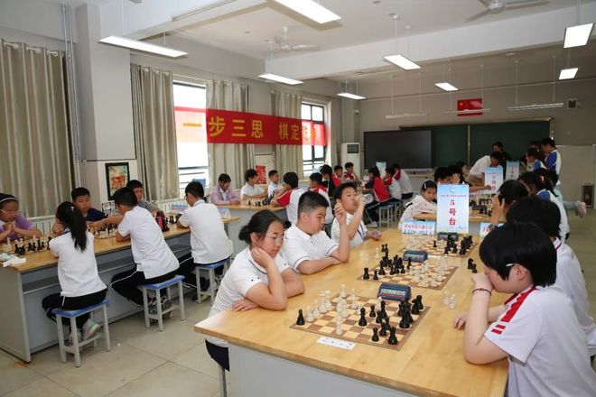 泉城少年以棋会友！济南市第八届国际象棋校园公益赛盛大开幕(图8)