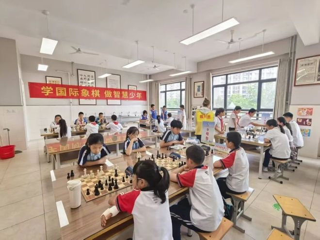 泉城少年以棋会友！济南市第八届国际象棋校园公益赛盛大开幕(图5)