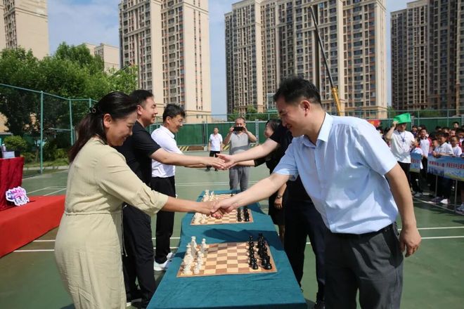 泉城少年以棋会友！济南市第八届国际象棋校园公益赛盛大开幕(图7)