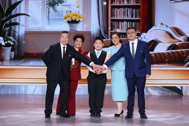 2026年“最美家庭”山西申芸家庭：三代人同做公益四十年以爱传家(图2)