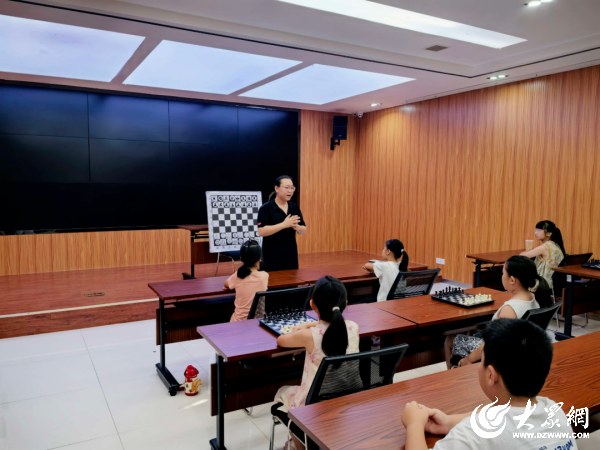 沾化区富国街道富中社区组织开展国际象棋公益培训课(图1)